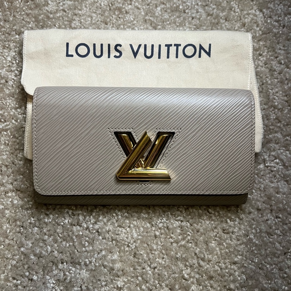Sold!!! Louis Vuitton Twist wallet in Epi leather